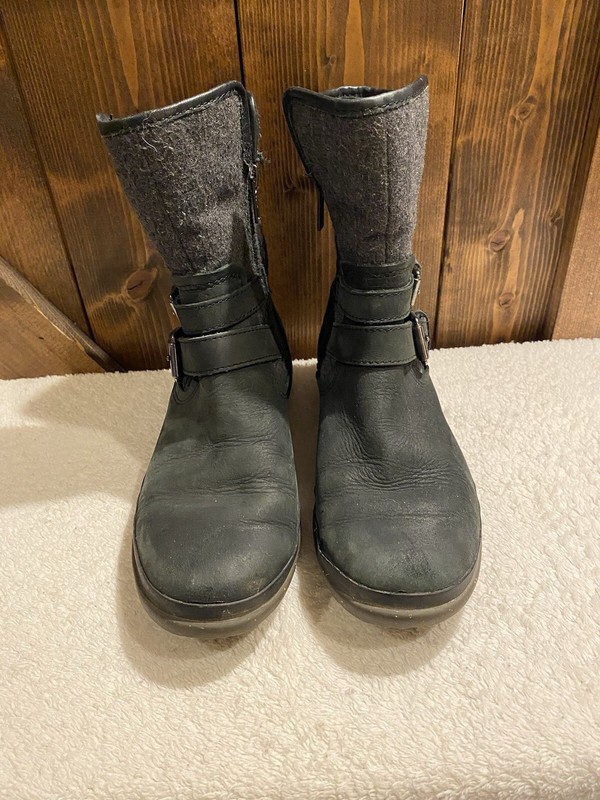 UGG Australia, Black Leather Water & Snow Proof Women’s Size US 6 gallery