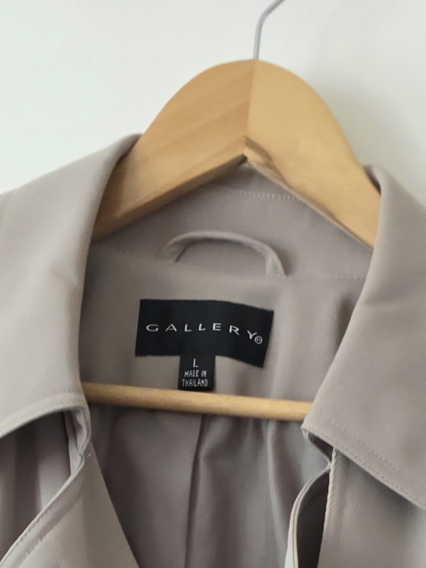 Gallery Woman's Beige Trench Coat Size L Button/Belt Closure Pockets Mid-Length gallery