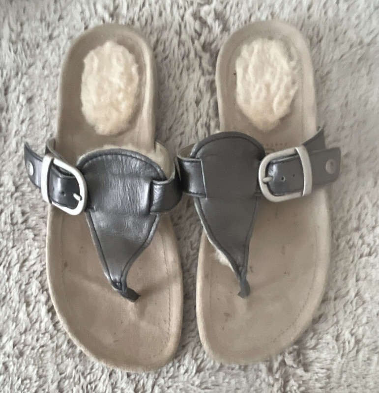 UGG Women’s Thong Sandals US 7 Beige/Gray Leather Buckle Slip-On Rubber Sole