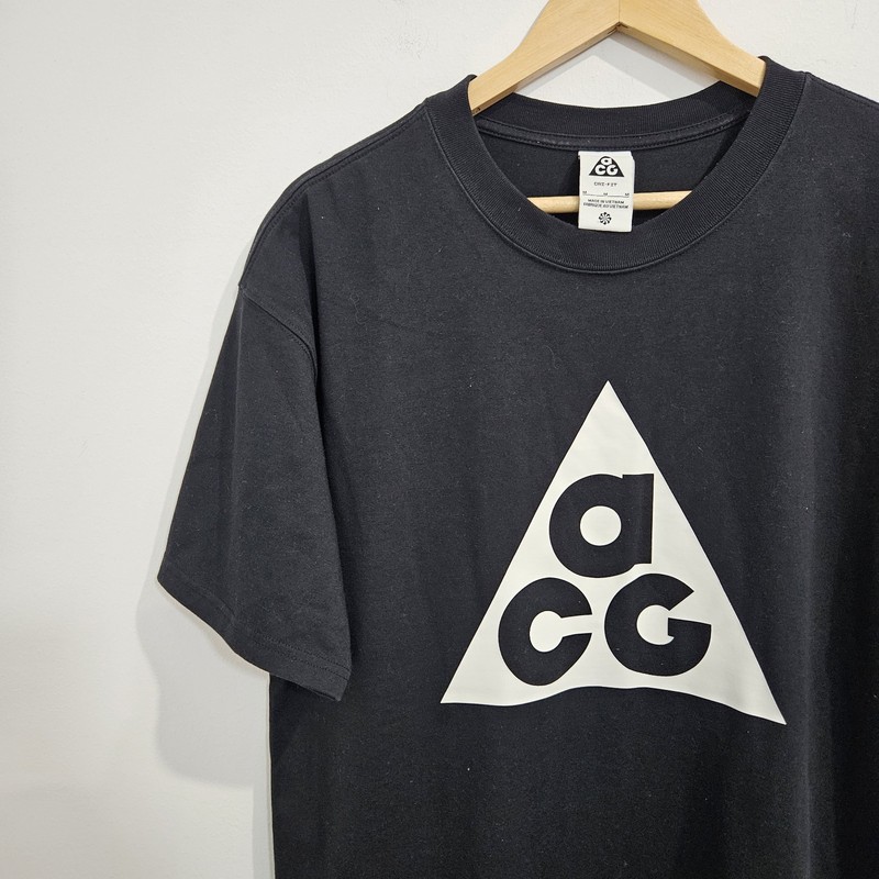Nike ACG Short Sleeve Black Mens T-Shirt Size Medium Big Logo Relaxed Boxy Fit gallery