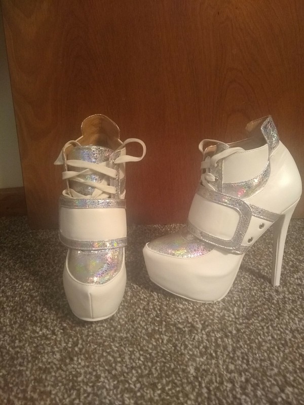 Wht. Snearker Style 5in, 2cm Platform Heels Sz. 8