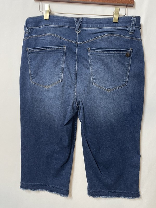 Democracy “Ab”solution Petite Fray Hem Skimmer Capri Jeans Blue 10 Petite NWT gallery