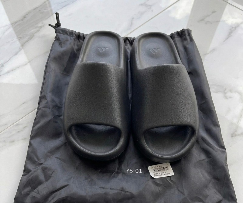 YEEZY YS-01 BLACK FOAM SLIDES SIZE 9 w/ Dust Bag