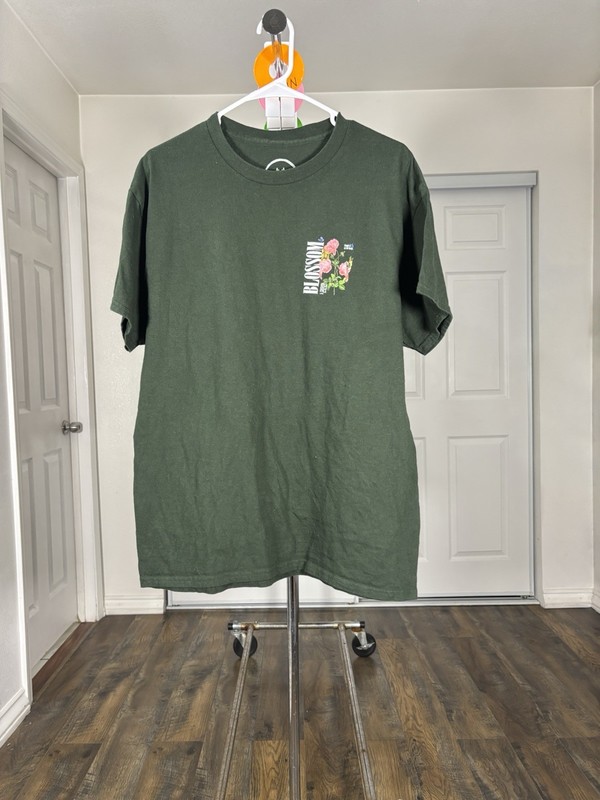 Billion Graphic Logo Floral Men’s Green Short Sleeve Crew Neck T-Shirt Size L