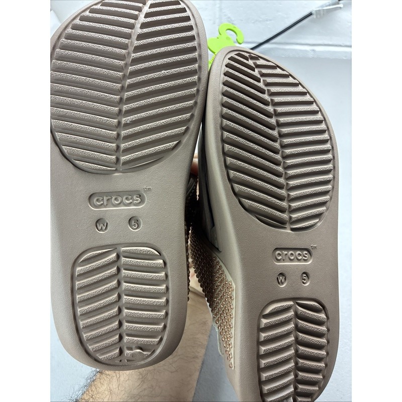 Crocs Getaway Gems Triangle Flip, Color Latte Size W5 212335-2Q9 New With Tags gallery