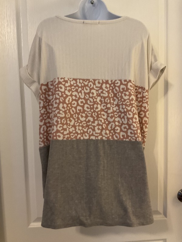 Women's ABOVE AND BEYOND Beige & Gray Short Sleeve Shirt Size 3X -B32 gallery