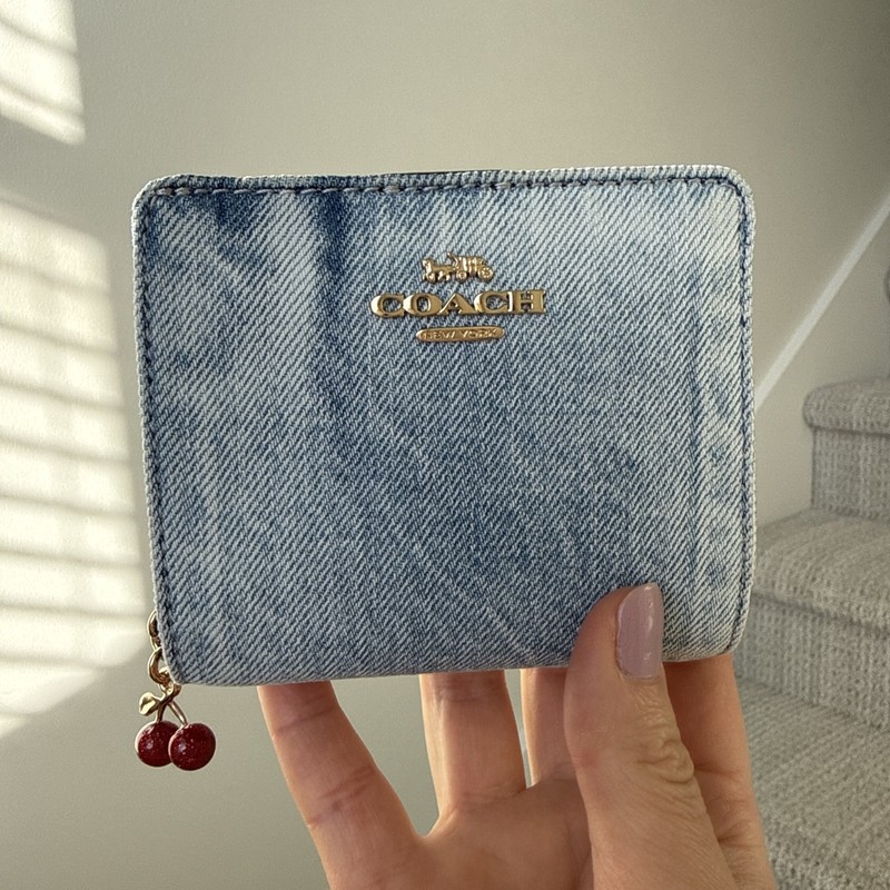 🍒 COACH Snap Wallet In Loved Denim With CHERRIES Charm CEC35 Gold/Light Indigo