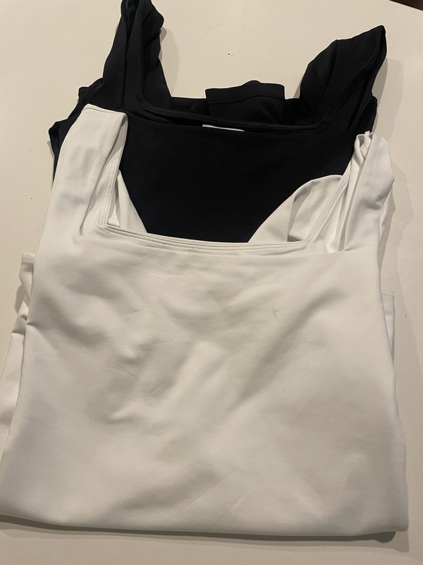 Aritzia Original Contour Squareneck Hip Longsleeve Top M (black and white)