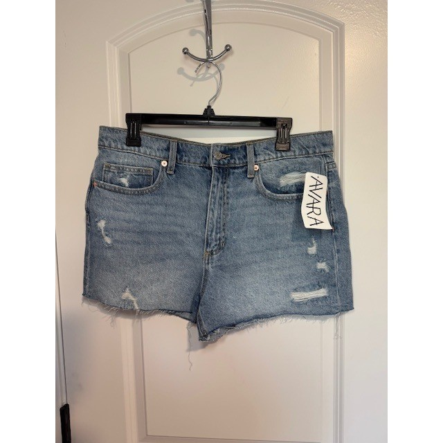 AVARA Peak Peek Vintage Distressed Denim Shorts Women’s Size L Light Wash