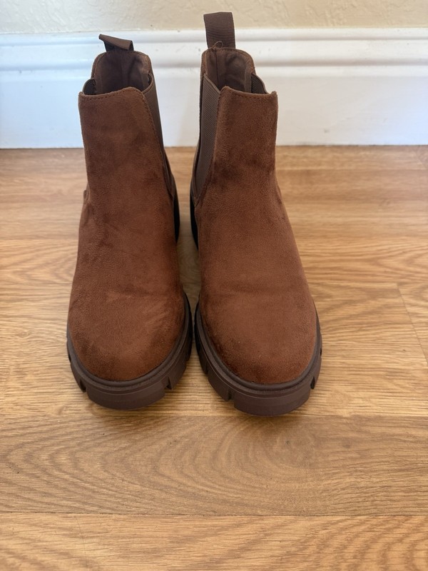 Soda Brown Suede Chelsea Ankle Boots Lug Sole Pull Tab Women’s US 7