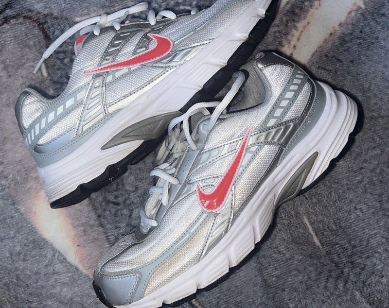 Size 9 - Nike Initiator White W gallery