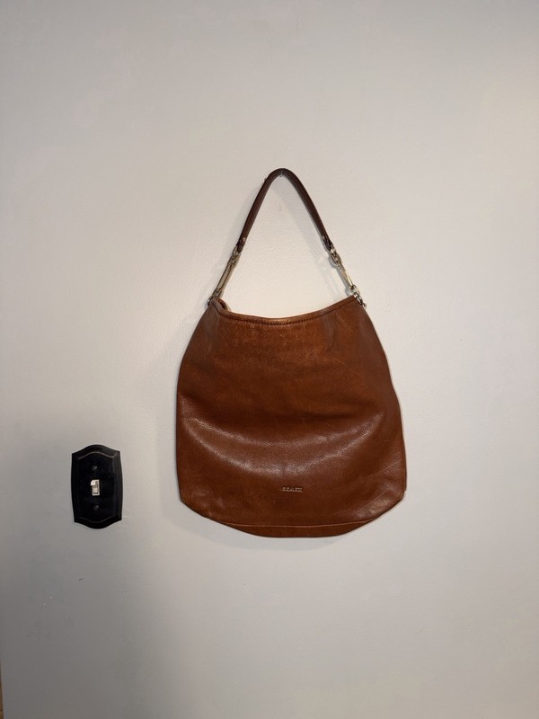 Coach Madison Pebbled Leather Shoulder Bag. Camel brown. Code 27858.
