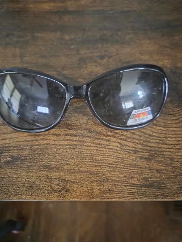 Women’s Wrap Sunglasses Black Plastic Frame Gray Tinted Lenses Solid