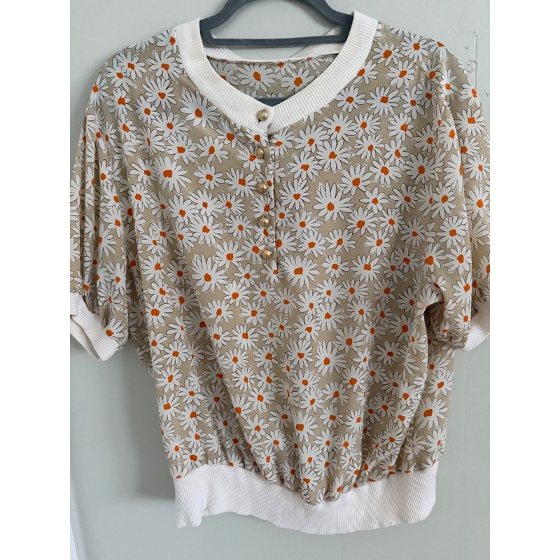 VintageWomensDaisyFloral PrintShortSleeveBlouse RibbedTrimGold Button Tan White