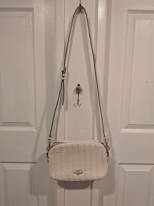 COACH C1569 – JES CROSSBODY WITH LINEAR QUILTING IM/CHALK
