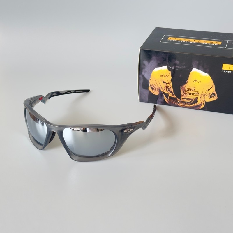 Oakley Lateralis oo9431-02 Sunglasses translucent grey frame grey Prizm lenses