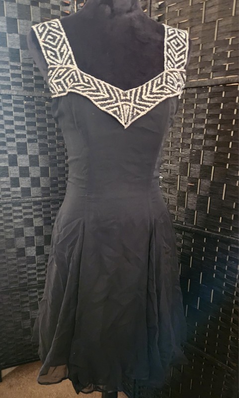 VTG EXPO NITE FORMAL COCKTAIL DRESS. WITH WHITE AND BLACK SQUIN STRAPS. SIZE 6