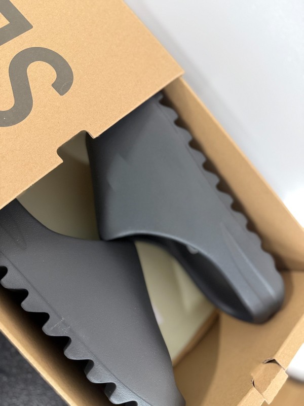 Adidas Yeezy Slide Onyx – Multiple Sizes – (100% Authentic) HQ6448
