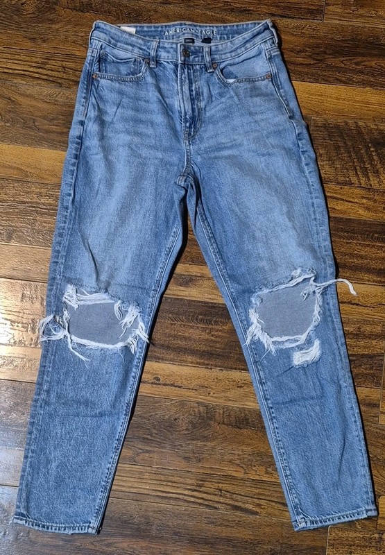 Womans size 6 American Eagle blue light wash distressed high rise jeans