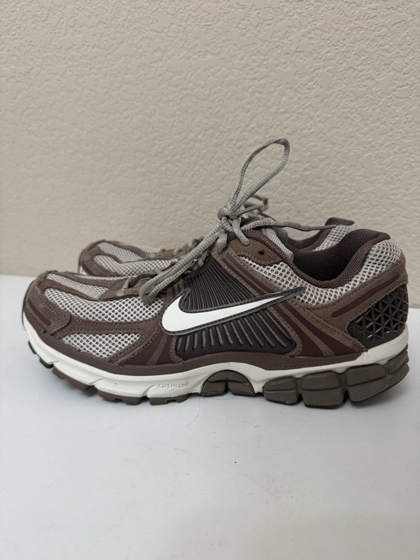 Nike Air Zoom Vomero 5 Sneakers Mens Size 9 Brown Casual Atheletic Comfort Shoes
