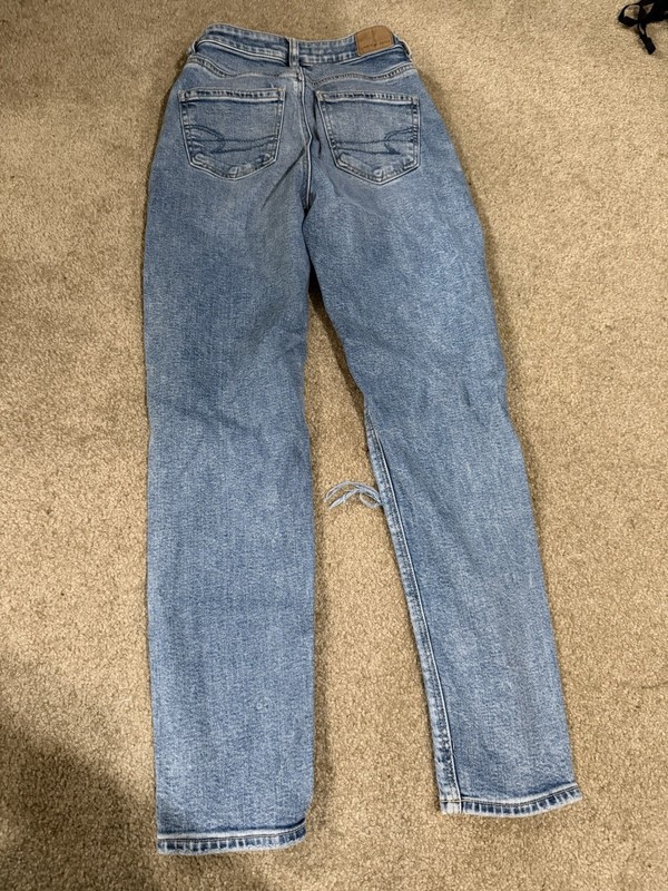 Womens American Eagle Strigid Ripped Knee Light Wash Mom Jeans Size 00R gallery