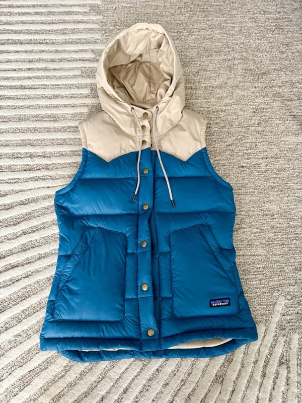 Patagonia Women’s Bivy Hooded Down Vest Size XS Blue Tan Brand New Never Worn