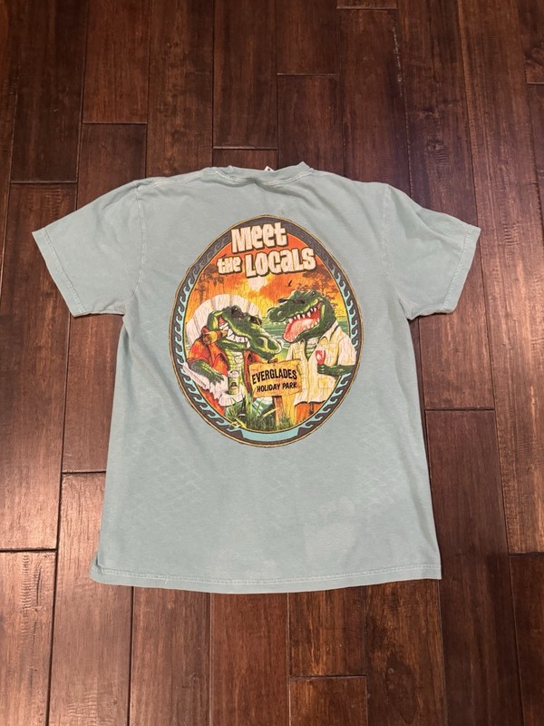 Comfort Colors Men’s Everglades Holiday Park Alligator Graphic Blue T-Shirt M
