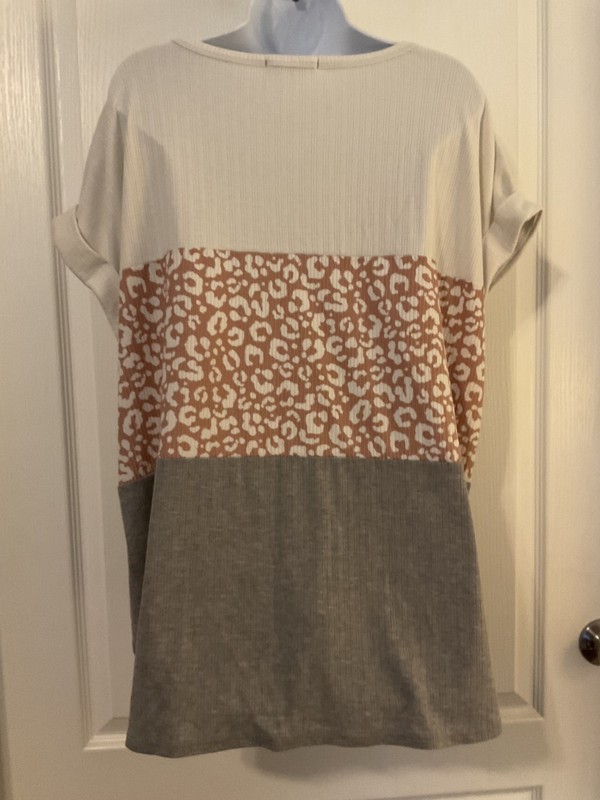 Women's ABOVE AND BEYOND Beige & Gray Short Sleeve Shirt Size 3X -B32 gallery