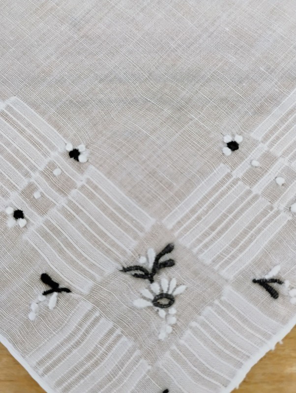 Vgt White Batiste Black & White Embroidery Hankie Handkerchief