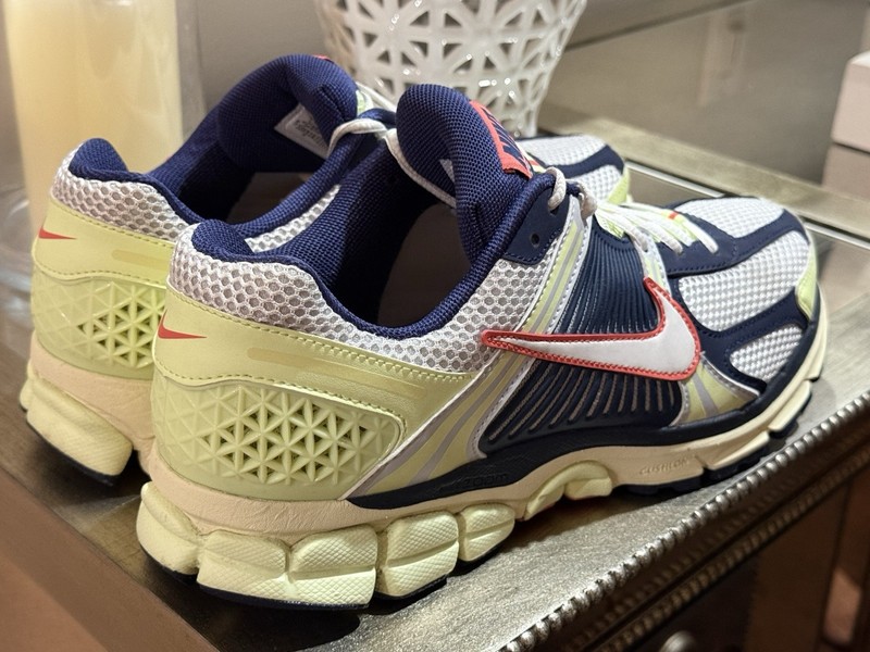 Nike Vomero 5 Mens Size 10.5 Used Running Shoes NY NYC Knicks Walking Sneakers gallery