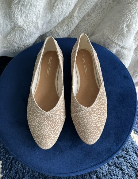 TOMS Beige Cream Printed Flats Women’s Size 8 Casual Slip On Shoes