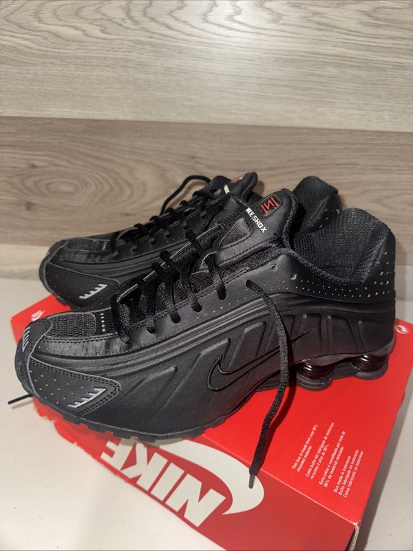 Nike Shox R4 Black Max Orange AR3565-004 sz 11.5 Women’s = 10 Men’s