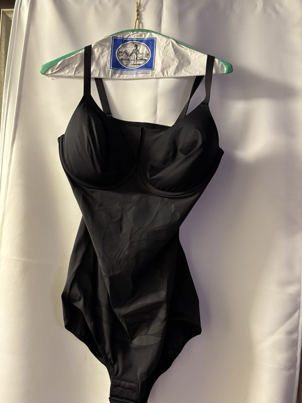 Maidenform Firm Compression Black One Piece Bodysuit L/DD Underwired FLS075