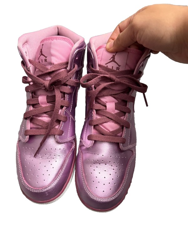Nike Air Jordan 1 Mid SE GS color Metallic Pink.