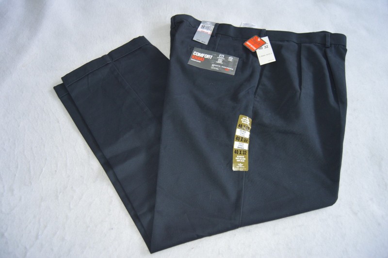 Dockers Men’s Comfort Khaki Relaxed Fit Pleated Pants 40/32 Blue