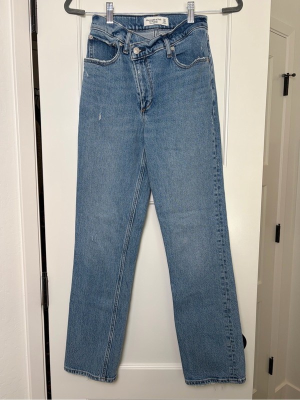 Abercrombie & Fitch Curve Love The 90's Straight Ultra High Rise Jeans (24/00) gallery