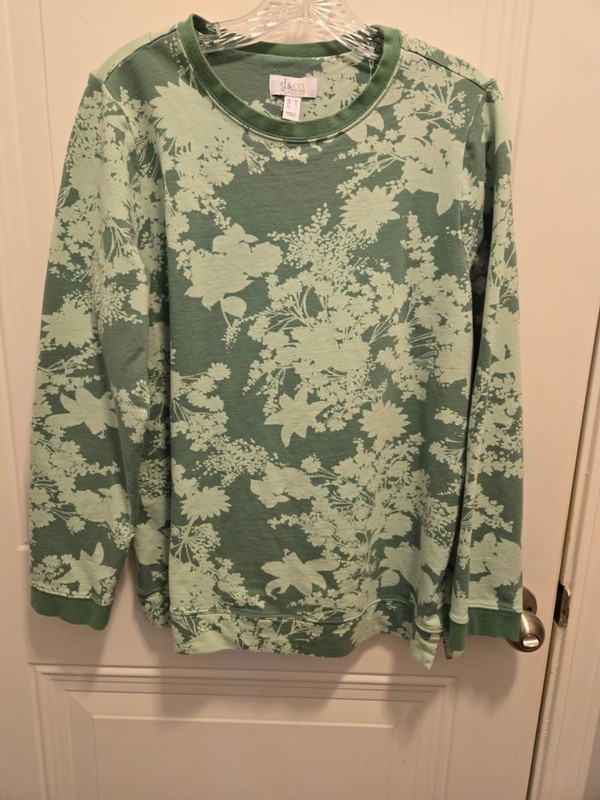 Women’s D & Co. Active Long Sleeve Light Weight Sweatshirt – Size M Multicolor