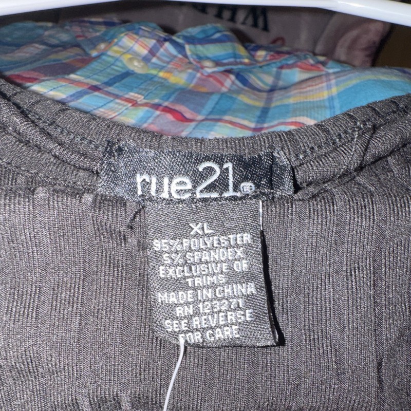 rue21 Women's XL Black Solid Round Neck Short Sleeve Knit Pullover T-Shirt gallery