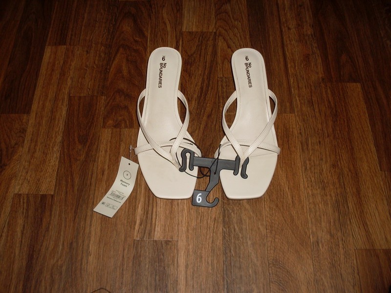 WOMENS NO BOUNDARIES MEMORY FOAM PU KIT HEEL SHOES SIZE 9 NWT