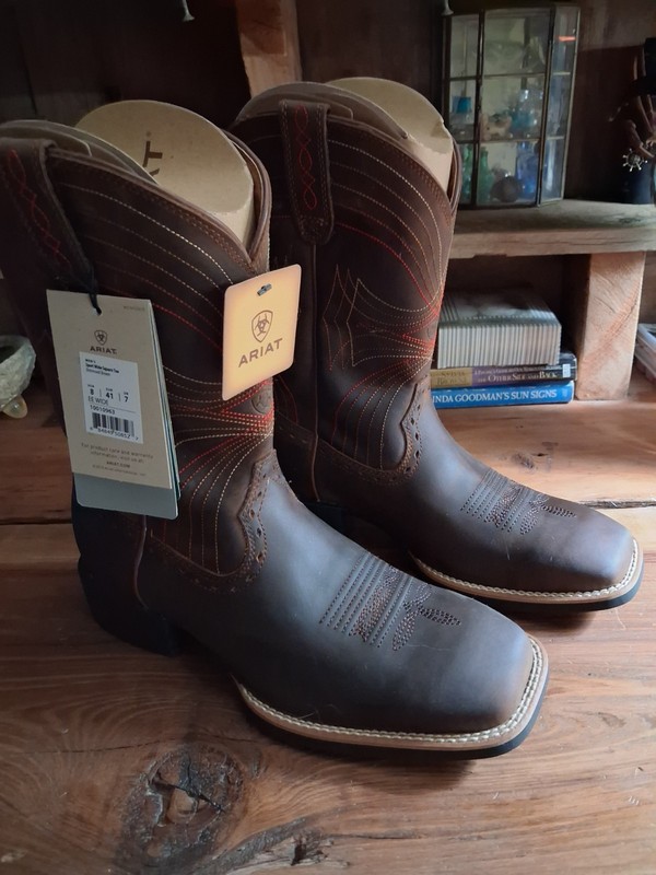 New in Box Ariat Sport Wide Square Toe Boots Men’s 8 EE Distressed Brown 4LR