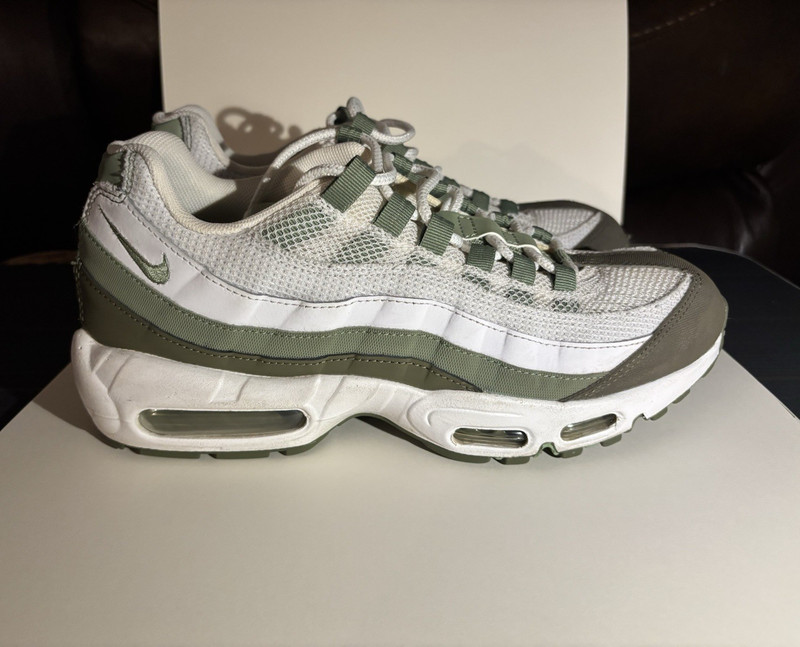 Nike Air Max 95 White/Medium Olive/ Oil Green Men’s Size 9.5