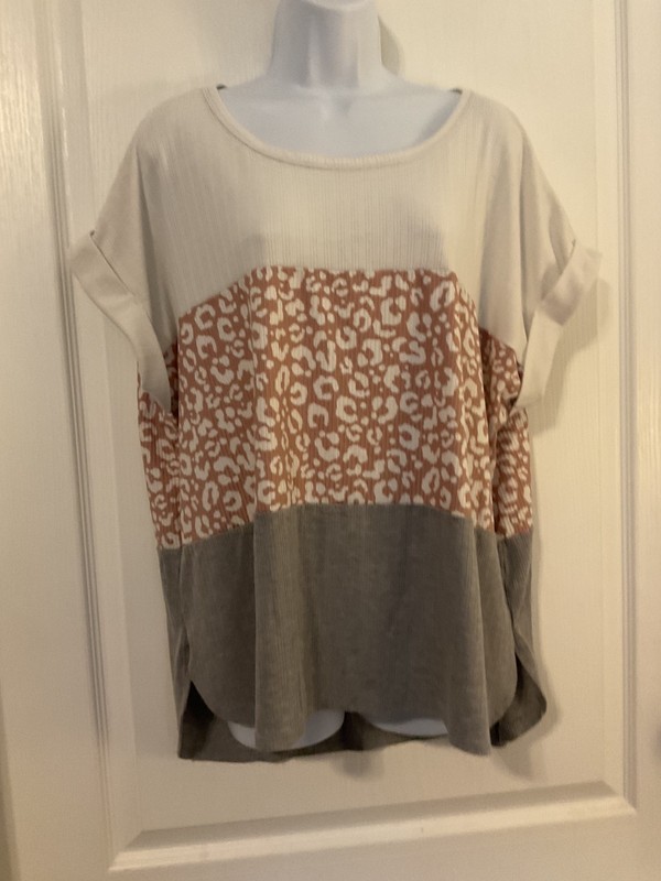 Women's ABOVE AND BEYOND Beige & Gray Short Sleeve Shirt Size 3X -B32 gallery