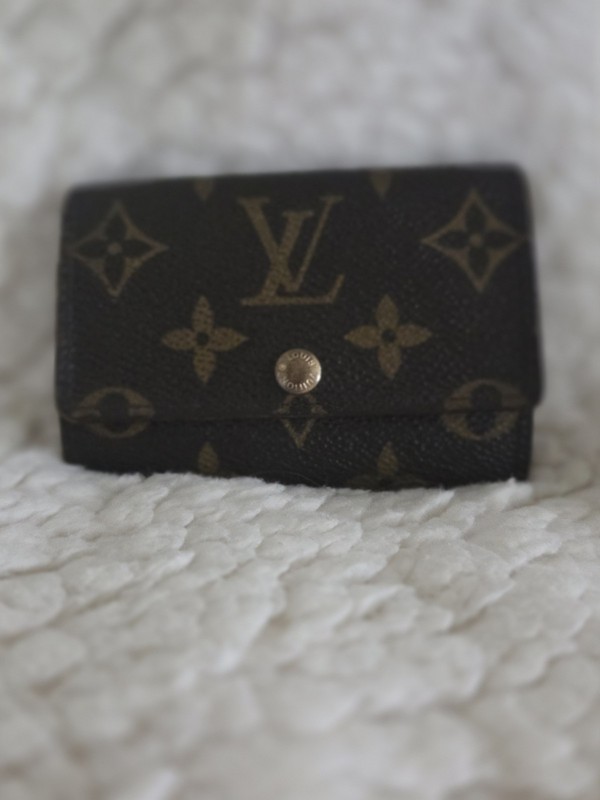 0008- Vintage Authentic Louis Vuitton Monogram 6 Ring Key Holder gallery