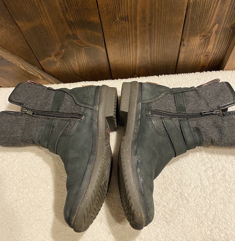 UGG Australia, Black Leather Water & Snow Proof Women’s Size US 6 gallery