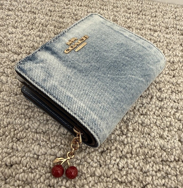 🍒 COACH Snap Wallet In Loved Denim With CHERRIES Charm CEC35 Gold/Light Indigo gallery