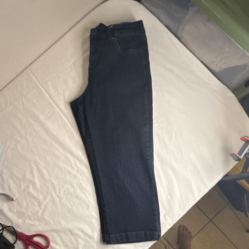 Code Bleu Dark Wash Straight Leg Jean Capris Size 8 Blue Studded 5-Pocket