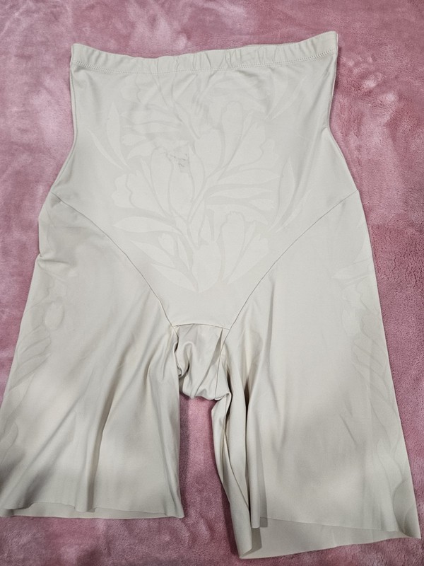 Maidenform High-Waisted Firm Control Shapewear Shorts Beige Women’s M/M