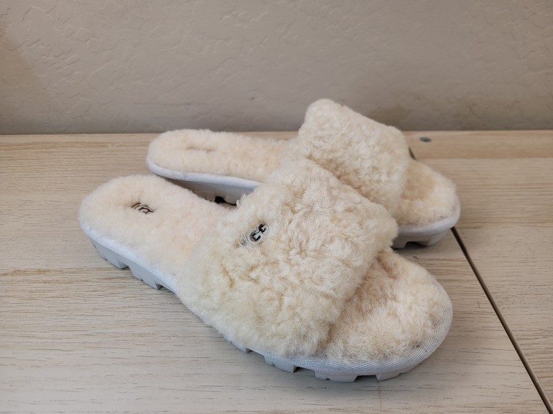 UGG PLUSH Beige Fur Slide Slippers Women’s Size 8 Shearling Lined Flat