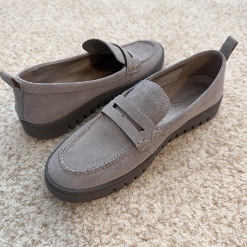 Vionic Uptown Loafer 8.5 Light Grey Suede Slip-On Shoes Penny Soft Comfort EUC