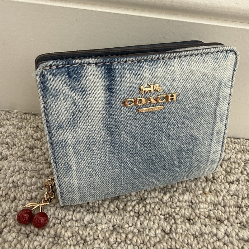 🍒 COACH Snap Wallet In Loved Denim With CHERRIES Charm CEC35 Gold/Light Indigo gallery